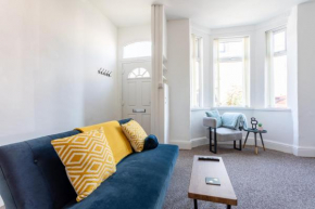 Bright 2 Bedroom House in Heywood, with Free Parking, WiFi And Patio